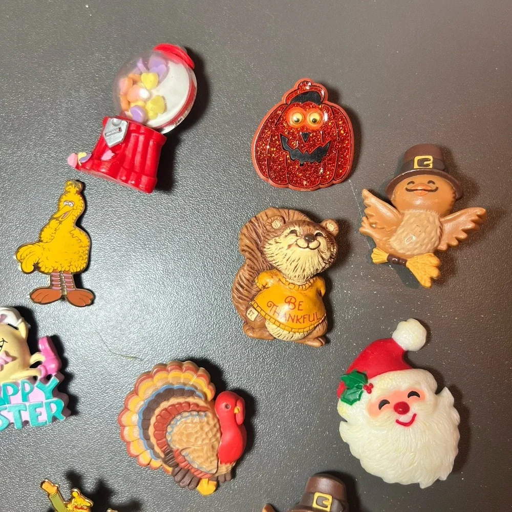 Huge Lot‎ Of 14 Vintage Hallmark Holiday Pins Thanksgiving Easter Halloween